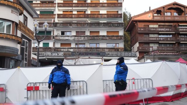policijska-racija Policijska racija u Cirihu: U lokalu uhapšeno 15 osoba, zaplenjeni narkotici i oružje