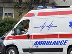 Saobraćajna nezgoda na Karaburmi, oštećena vozila i istraga u toku Saobraćajna nezgoda na Karaburmi, oštećena vozila i istraga u toku