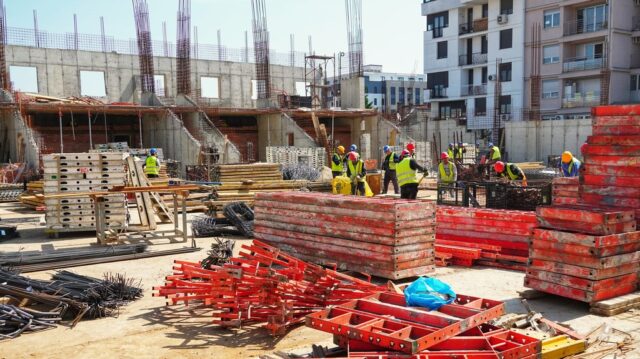 Radnik povređen na gradilištu u Kragujevcu, turski državljanin prevezen u bolnicu – povređen radnik u Kragujevcu
